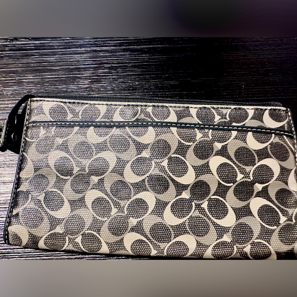 Wristlet wallet
